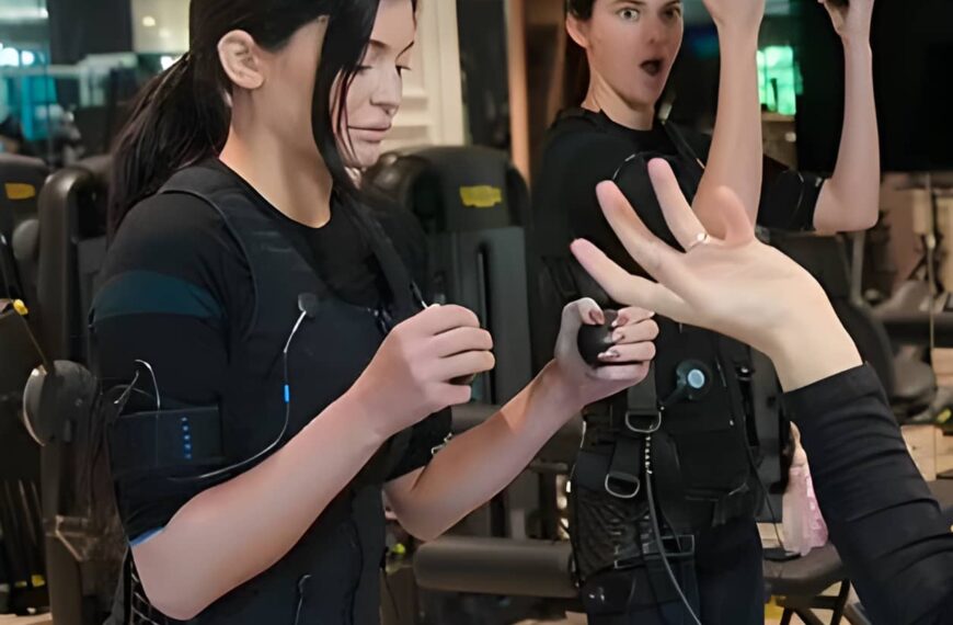 Kendall and Kylie Jenner Using EMS technology