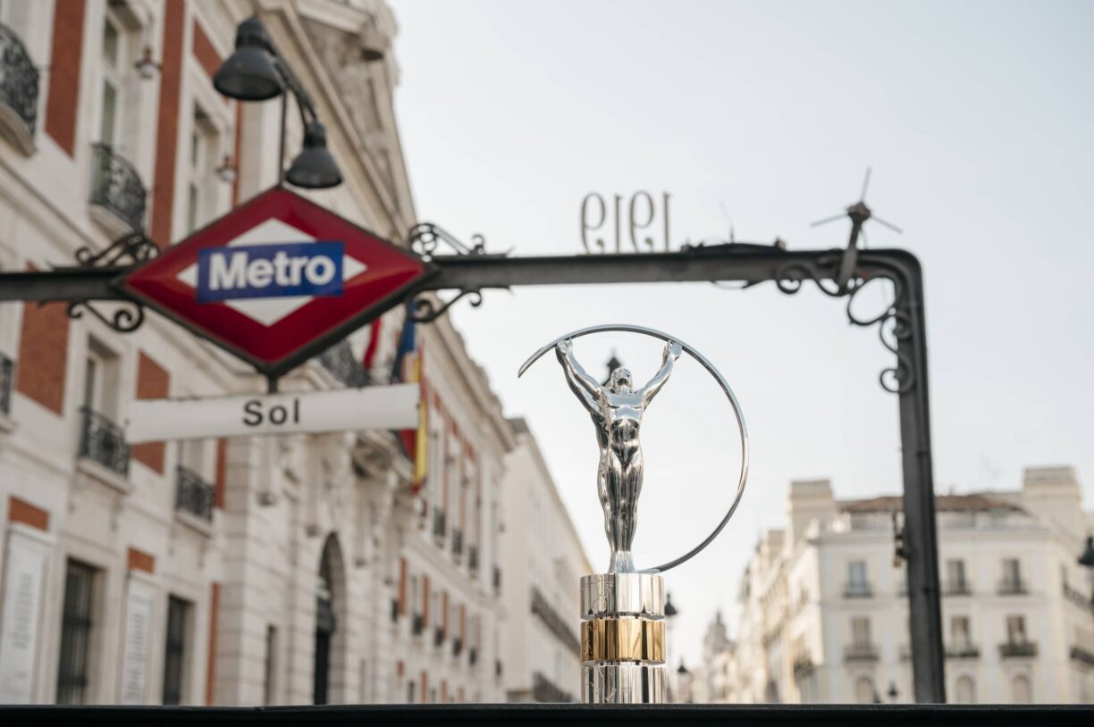 Statuette with Madrid Metro backdrop