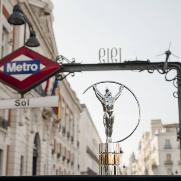Statuette with Madrid Metro backdrop