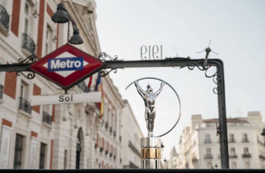 Statuette with Madrid Metro backdrop