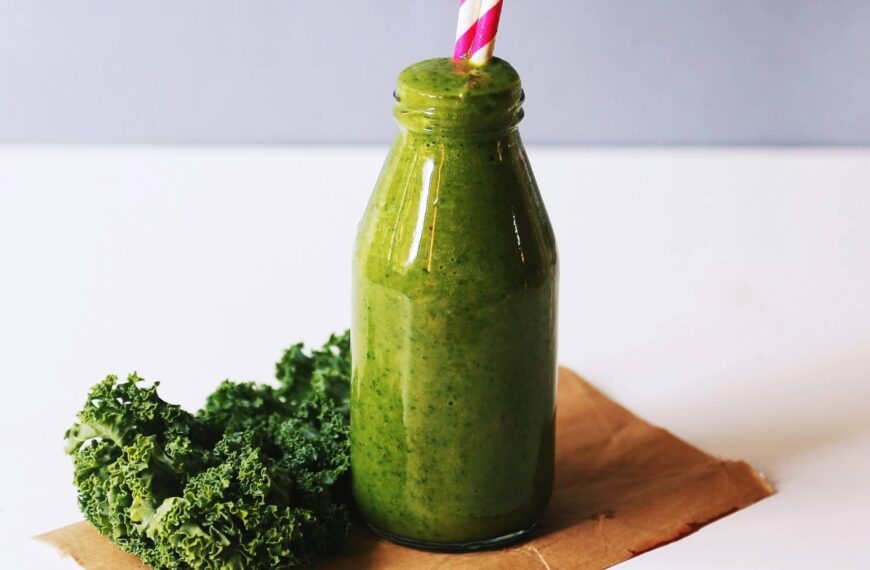 Green Smoothie with vegetables to the side