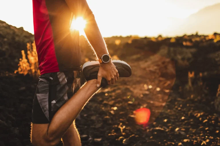 Runner-pulls-one-leg-up-for-stretching