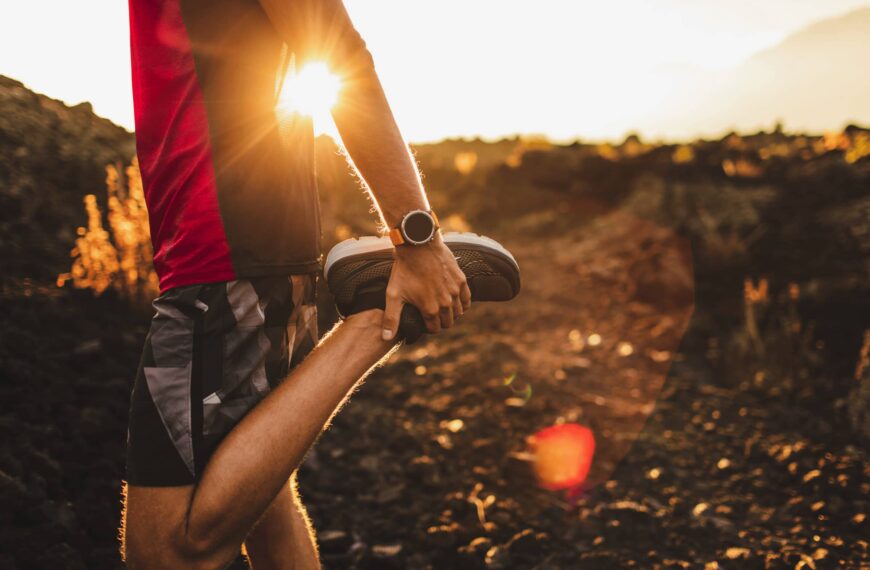 Runner-pulls-one-leg-up-for-stretching