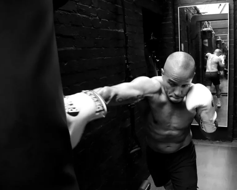 Thibo David boxing in front of mirror
