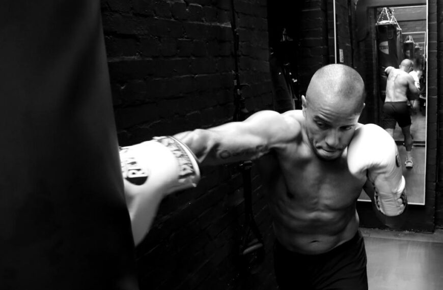 Thibo David boxing in front of mirror