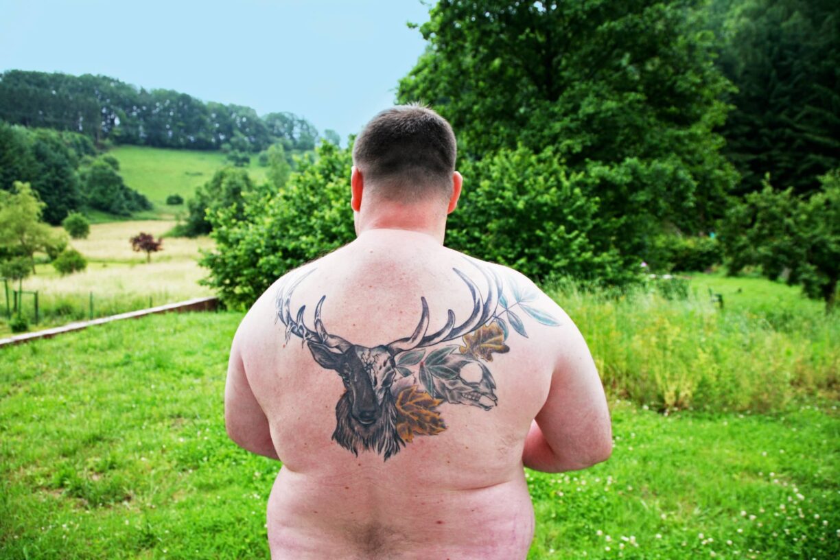 Mann mit Hirsch Tattoo