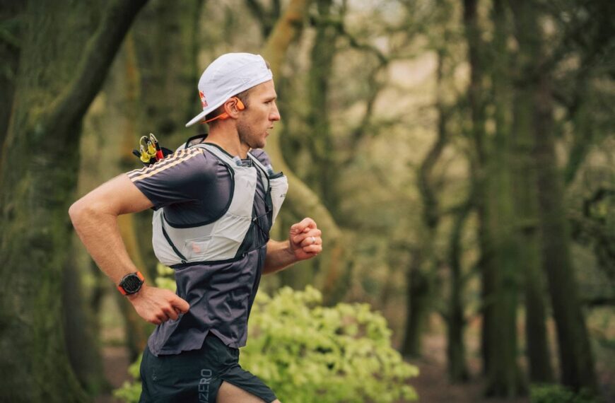 Trailrunner wearing Shokz OpenRun Pro2