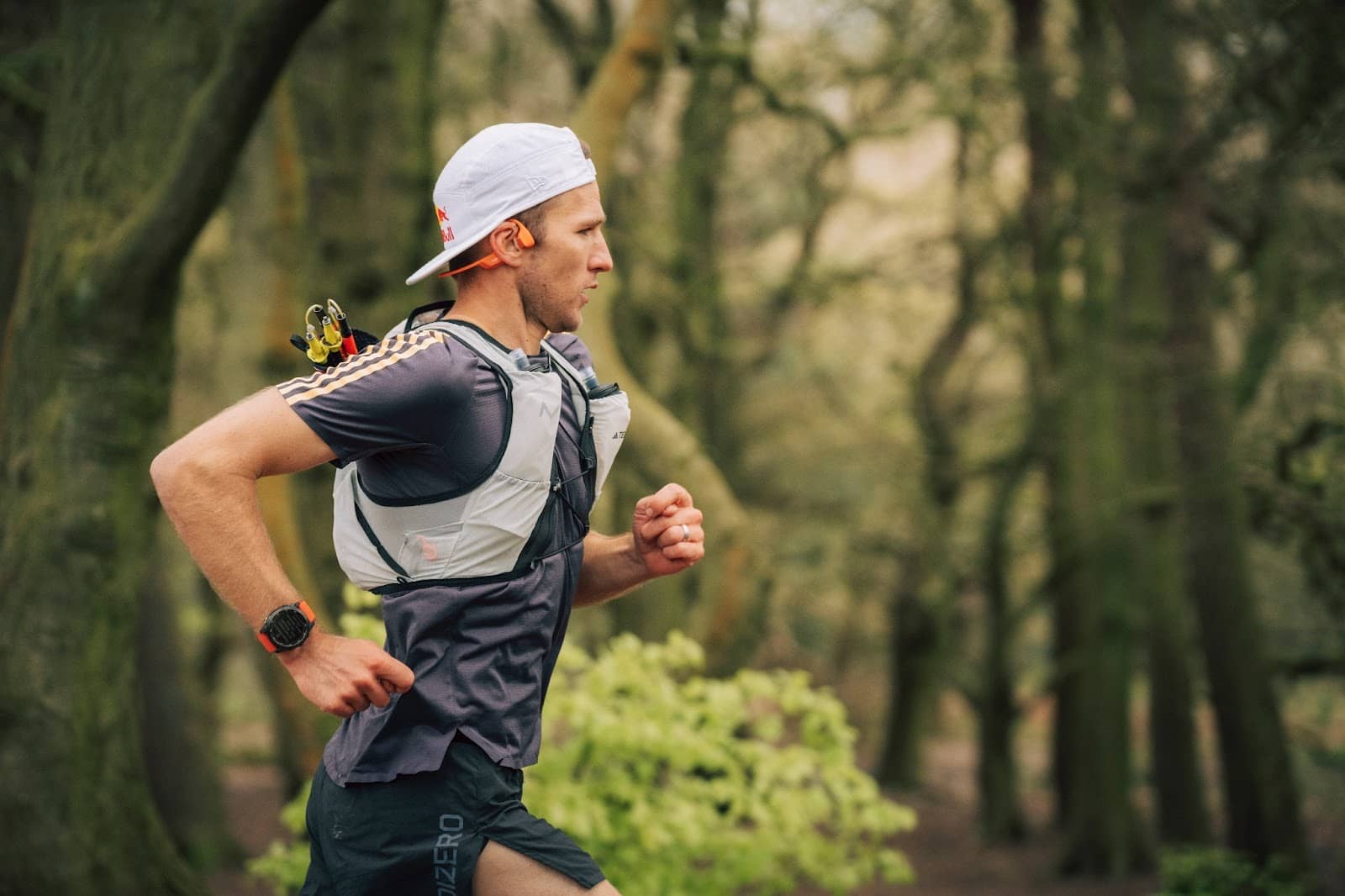 Trailrunner wearing Shokz OpenRun Pro2