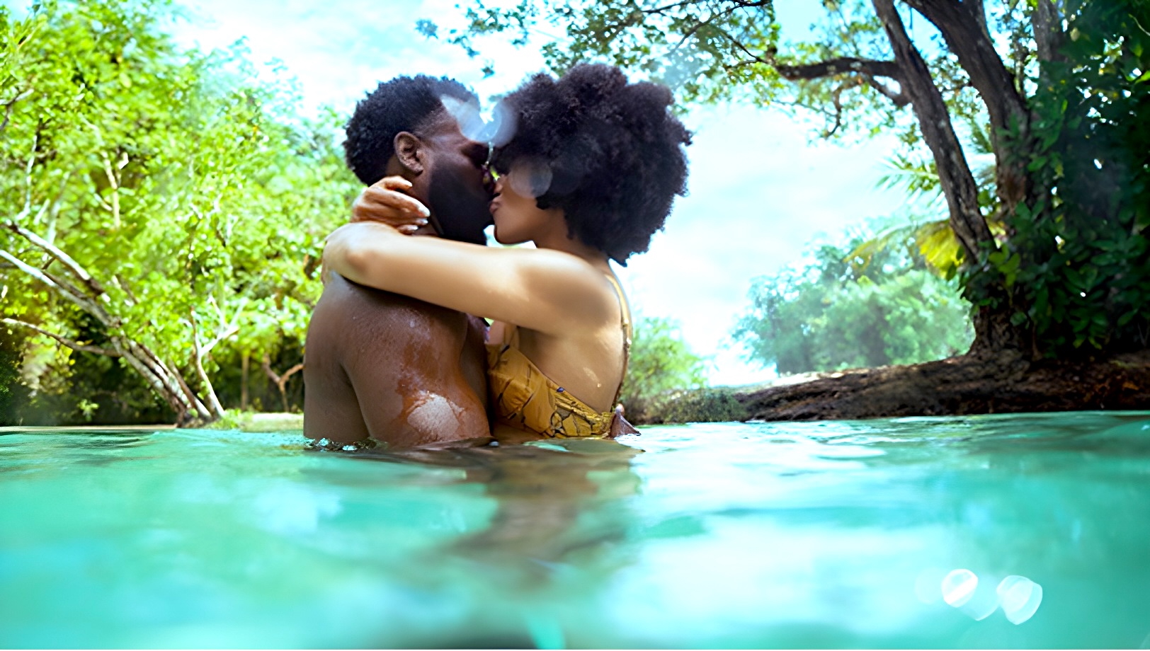 Couple kiss in Jamaican waters