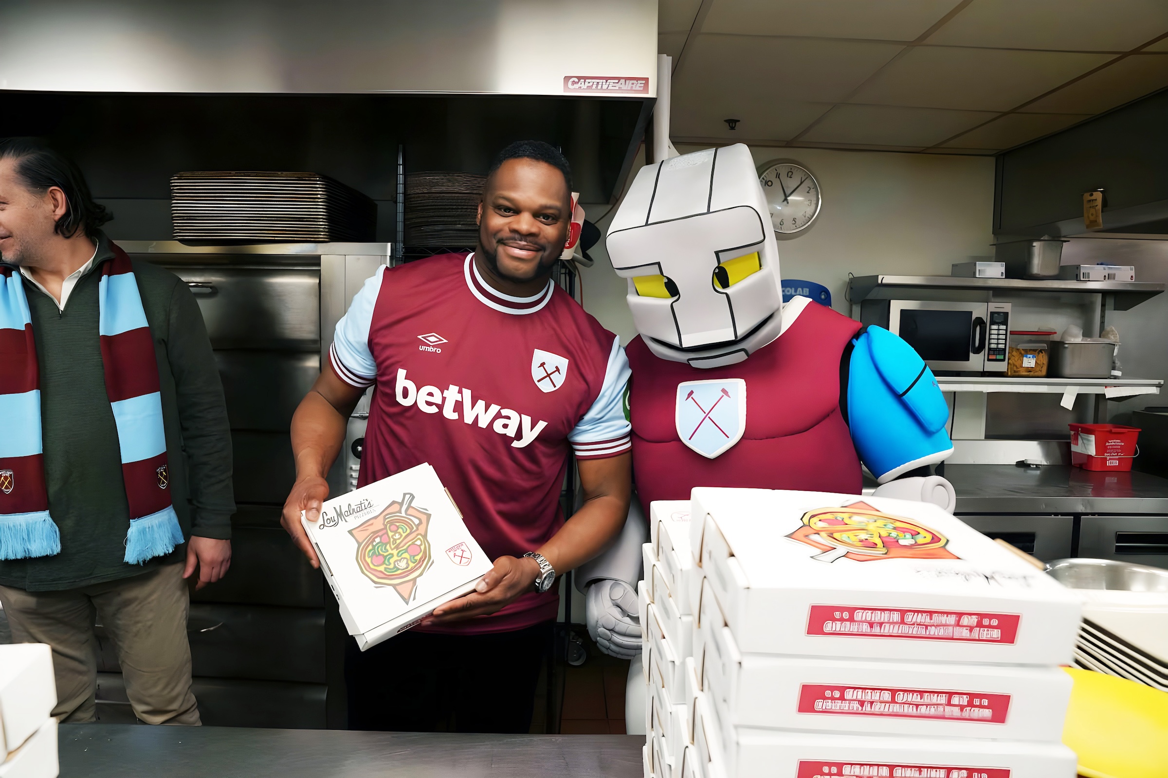 Marlon Harewood with Hammerhead at Chicago Pizzaria