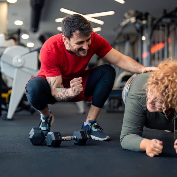 Personal Trainer training gym goer