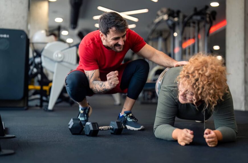 Personal Trainer training gym goer