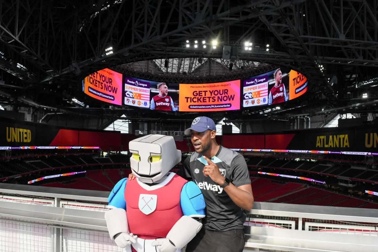 Carlton Cole with Hammerhead Atlanta