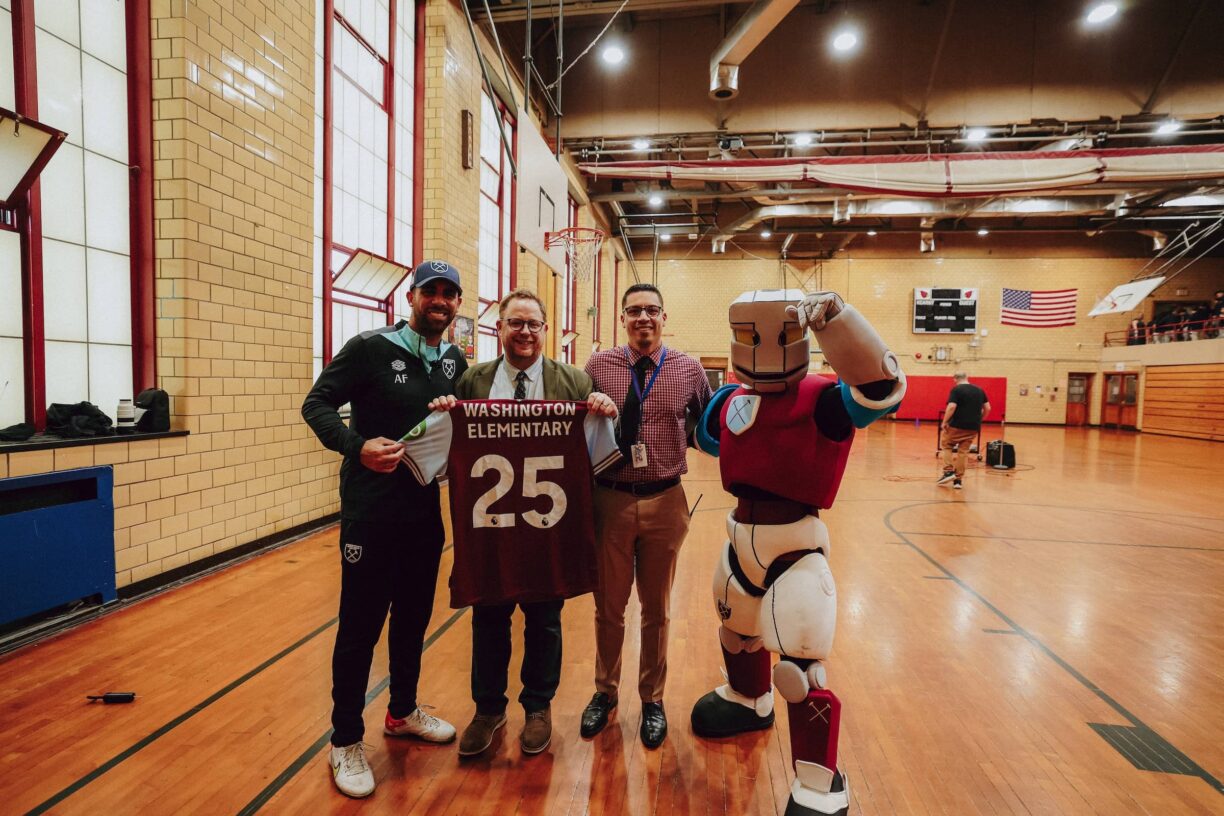 Anton Ferdinand, Hammerhead visit Washington Elementary School