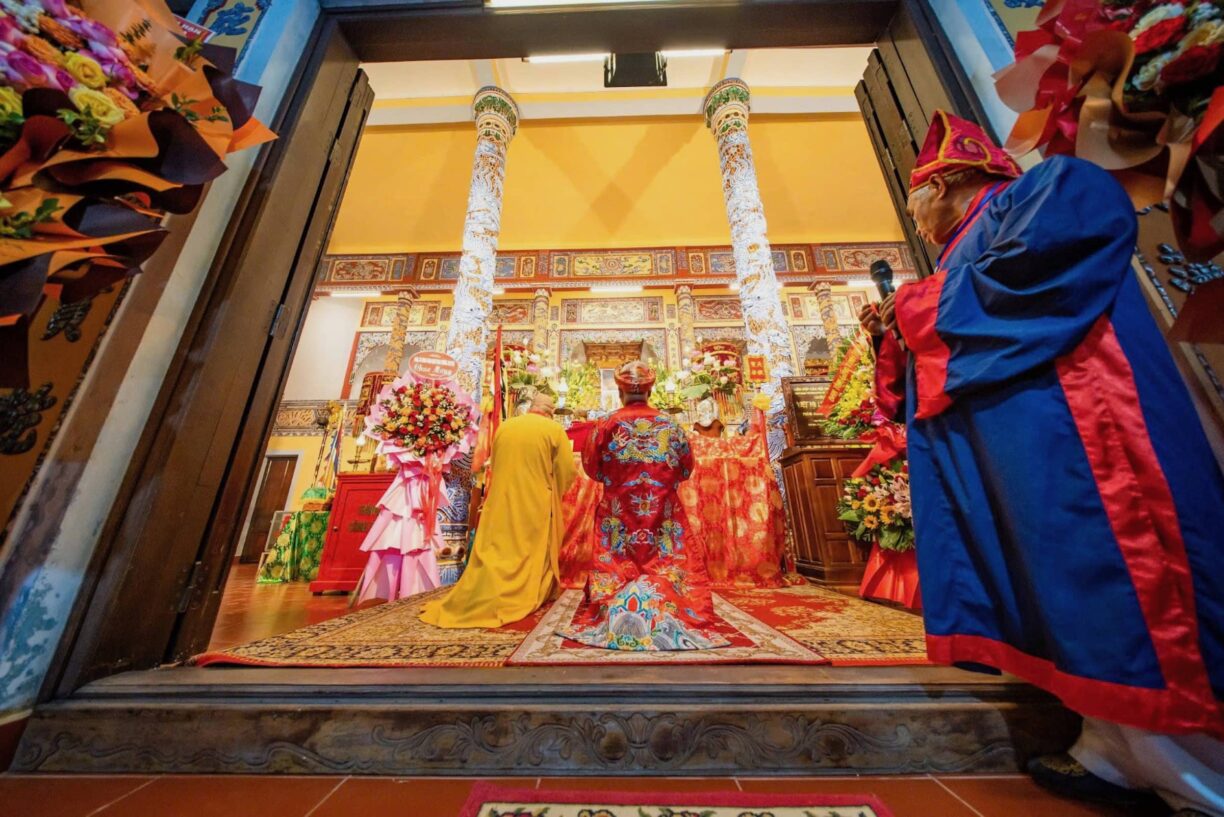 Hòn Chén Temple Ceremony