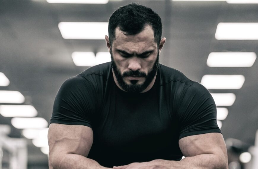 Man-looks-down-and-depressed-in-gym