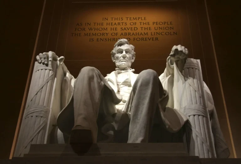 Abraham Lincoln Statue with quote