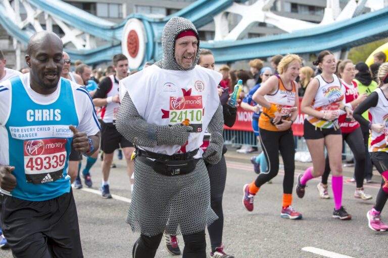 A man runs his 42 kms dressed as a knight in chain mail