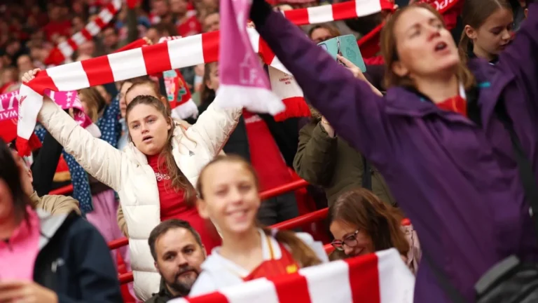 lfc-women-fans-anfield