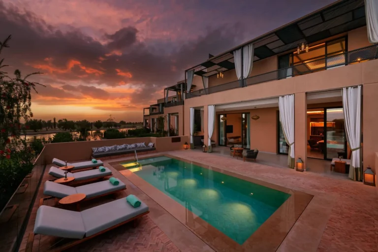 MARPH_Duplex_Suites_Overview-Outside-Evening_Sunset_Pool_Sunberds