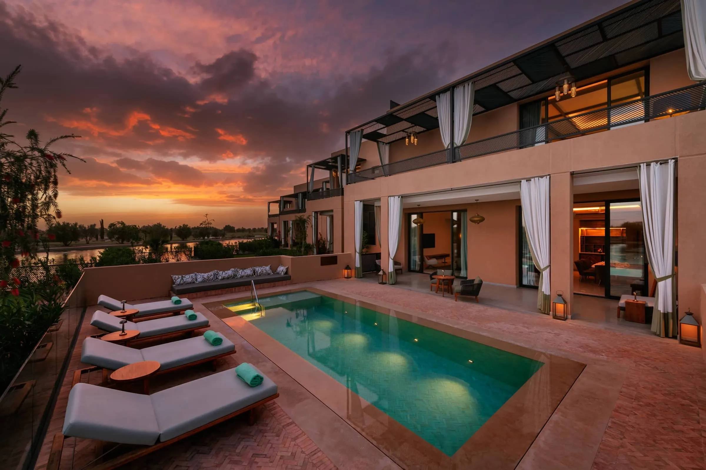 MARPH_Duplex_Suites_Overview-Outside-Evening_Sunset_Pool_Sunberds