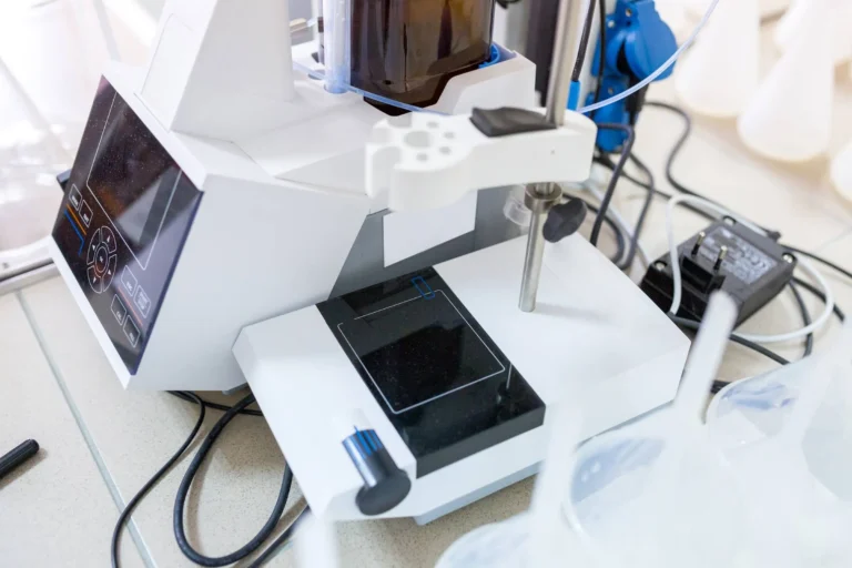 The laboratory high-resolution automatic titrator device for dosing chemical