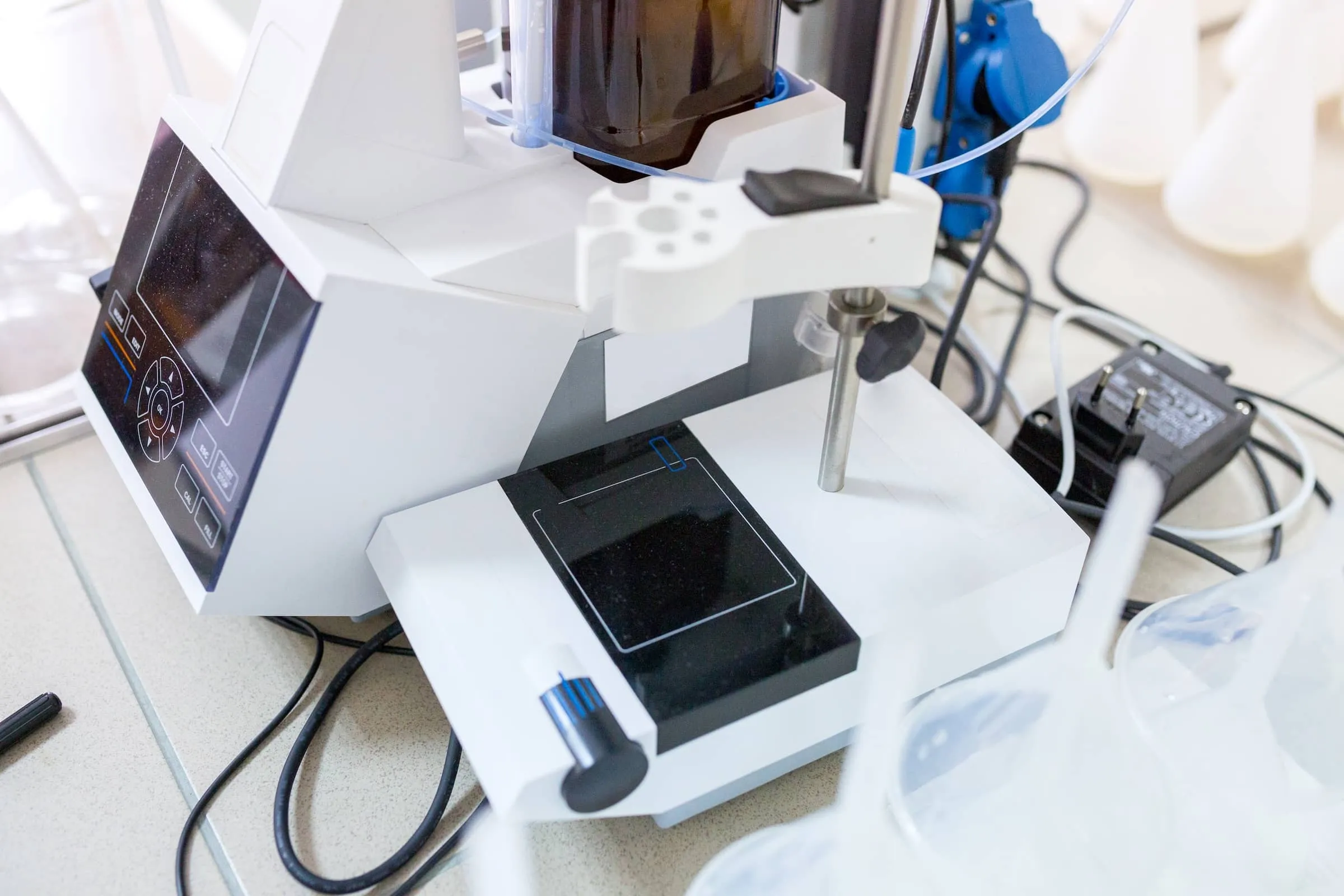 The laboratory high-resolution automatic titrator device for dosing chemical