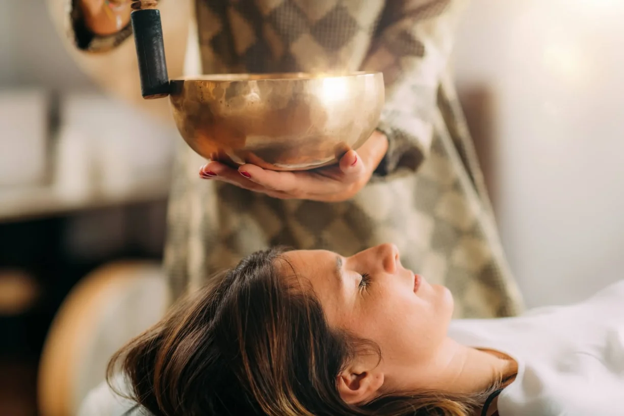 SoundBath Therapy, Playing bowl