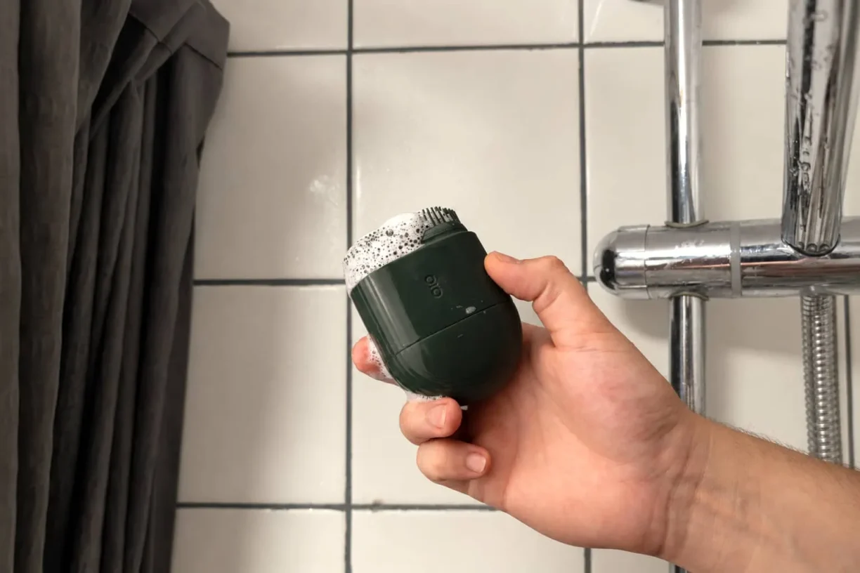 Bob Shower Applicator in hand